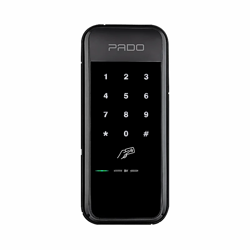 Foto de estúdio limpa de uma fechadura digital Pado preta, destacando o teclado numérico retroiluminado, o leitor de cartão de proximidade (mão) e as luzes indicadoras de status em LED. Ideal para segurança residencial prática e acessível.
